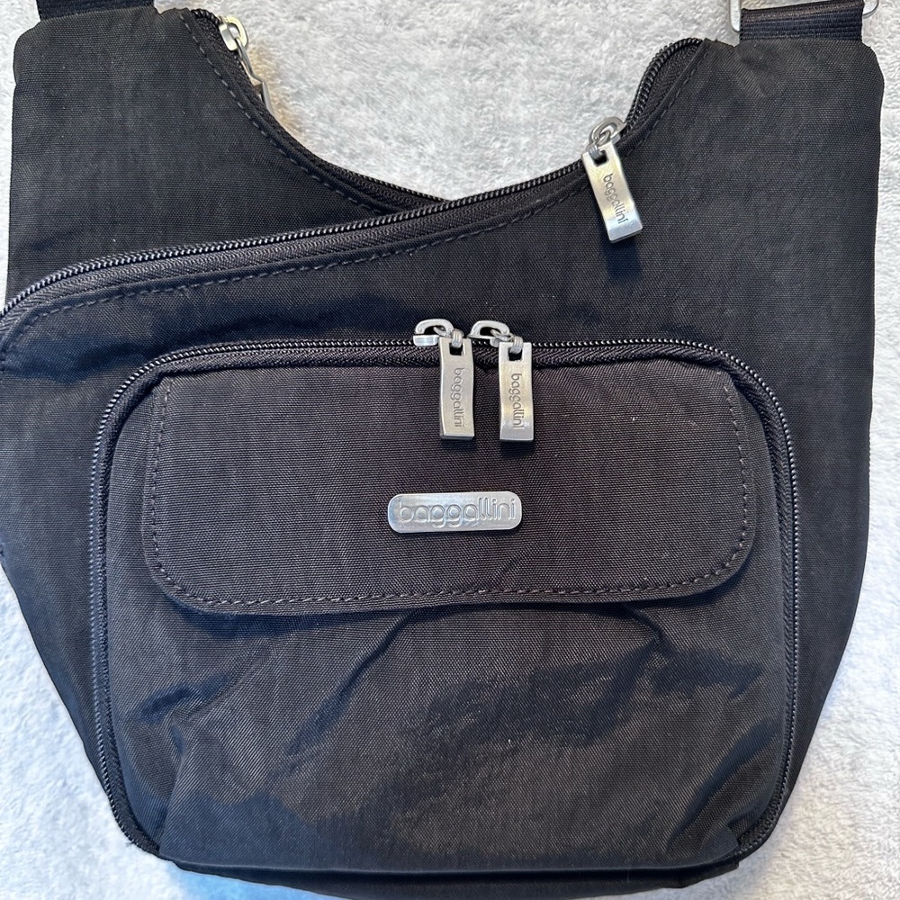 NWOT BLACK BAGGALLINI CROSSBODY BAG.